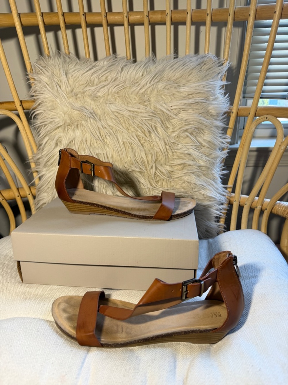 KENNETH COLE REACTION Great Gal T-Strap Wedge Sandal Women's Size 10